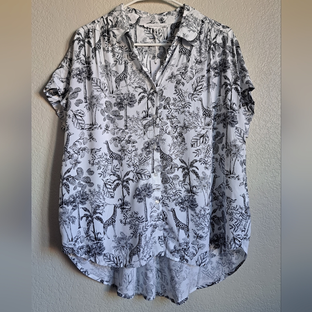 Jane + Delancey Black White Giraffe Safari Tropical Button Down Size Medium NWT